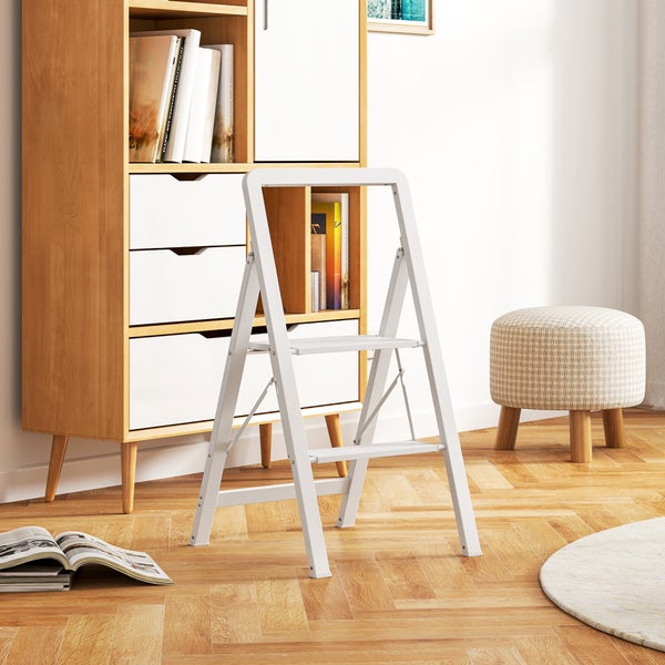 Zimmeransicht mit Holzregal, Hocker und weißer Trittleiter