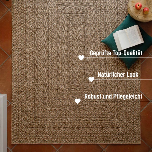 Flachgewebe-Teppich in Sisal-Optik auf Fliesenboden mit Kissen und Buch. Merkmale: geprüfte Top-Qualität, natürlicher Look, robust und pflegeleicht.