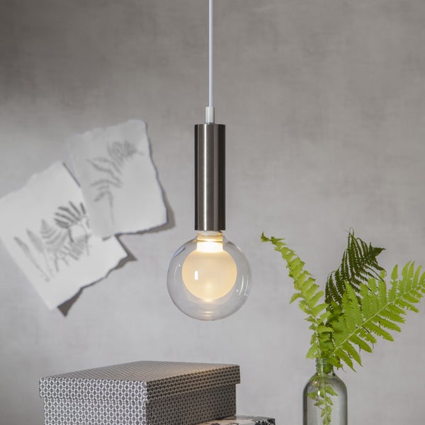 Dekorative Tischleuchten mit Glaskugeln und Metallsockel auf einem Tisch mit Notenblättern und einem Buch