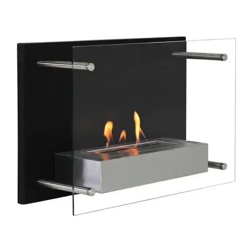 Moderner Bioethanol-Kamin mit schwarzer Rückwand, Glasscheibe und Edelstahlbrenner mit brennenden Flammen.
