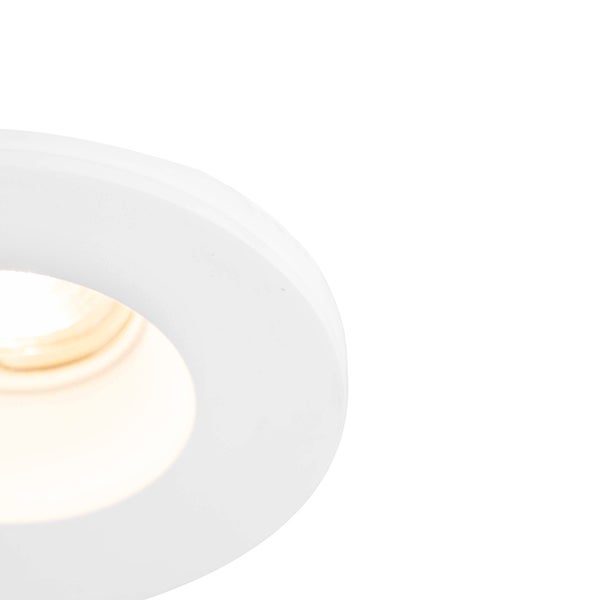 Runder Einbaustrahler in Weiß mit sichtbarem Leuchtmittel.