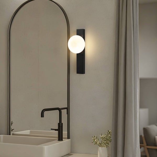 Modernes Badezimmer mit Waschbecken, Spiegel und Wandleuchte