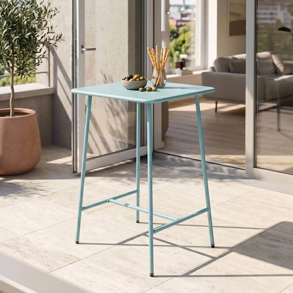 Quadratischer Stehtisch aus Metall auf einem hellen Balkon mit Snacks und einer Pflanze.