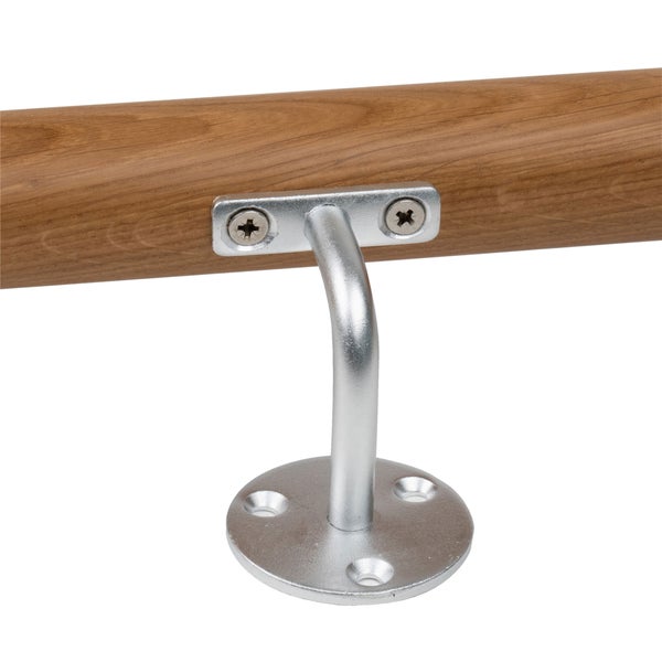 Detailansicht eines Holzhandlaufs mit silberfarbener Halterung und Schrauben