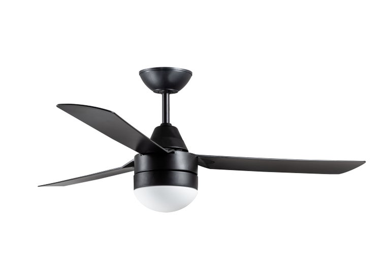 Schwarzer Deckenventilator mit drei Flügeln und integrierter weißer Leuchte.