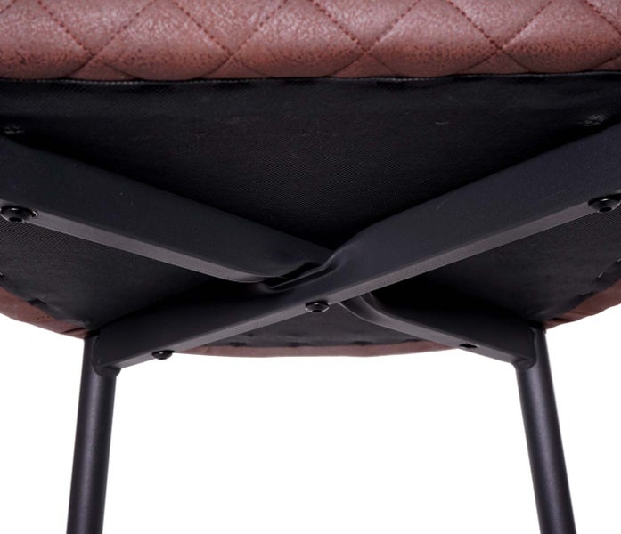 Detailaufnahme des Untergestells eines Stuhls mit Sitzfläche im Rautenmuster