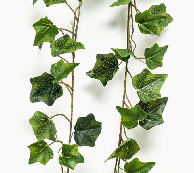 Künstliche Efeuranke mit detailreichen grünen Blättern.