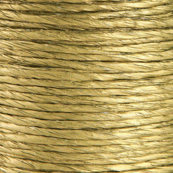 Goldfarbene Kordel mit metallischem Glanz und gedrehter Struktur.