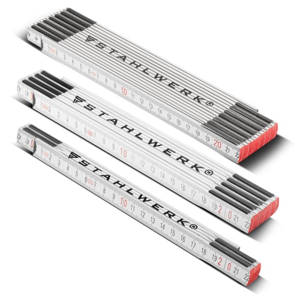 Drei weiße Gliedermaßstäbe mit Stahlwerk Logo in den Längen 1 Meter, 2 Meter und 3 Meter mit schwarzer Skala.