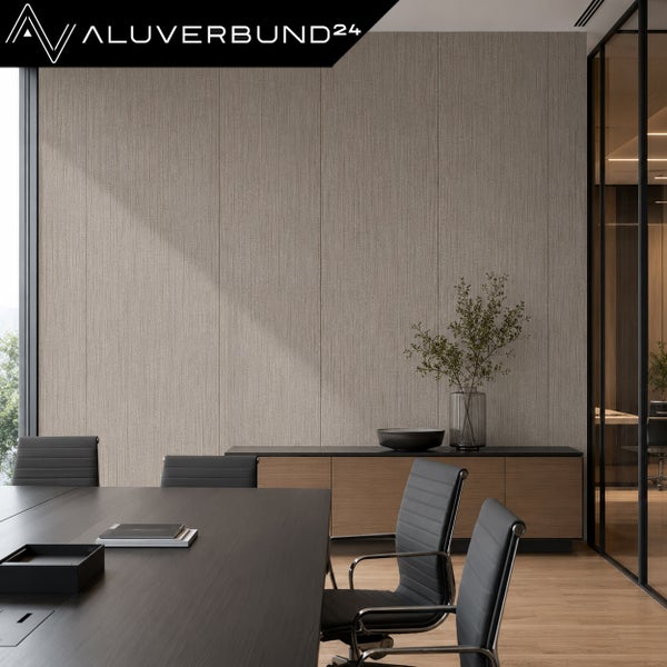 Modernes Büro mit Wandverkleidung in strukturierter Optik, Sideboard und Konferenztisch mit Bürostühlen, Aluverbund24 Logo