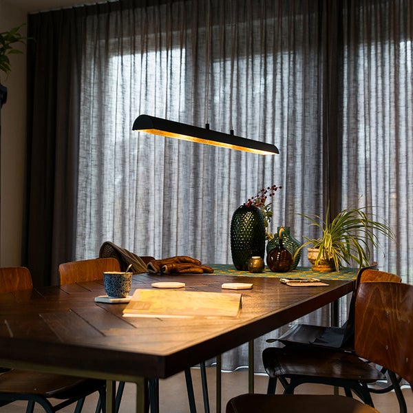 Esstisch mit Hängelampe, Vasen und Dekorationen