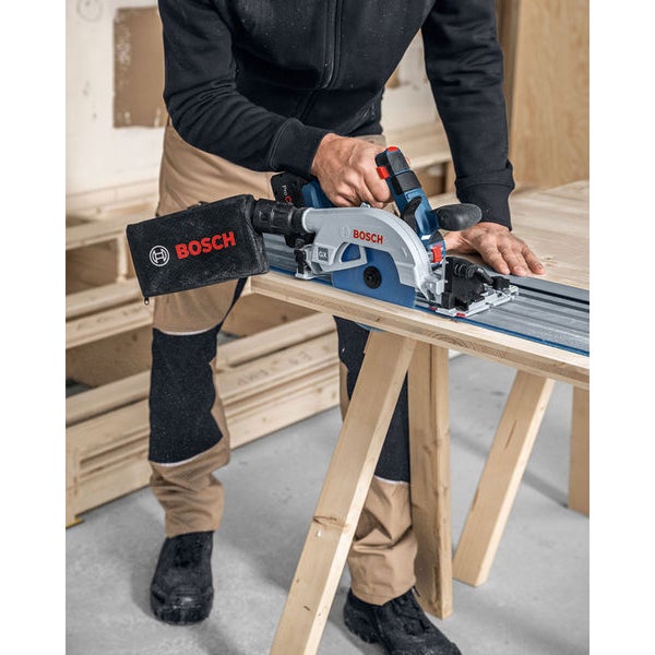 Akkutauchsäge im Einsatz auf einem Holzbock mit Führungsschiene und Staubbeutel sowie Bosch Logo.