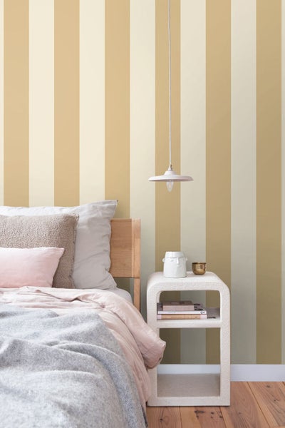 Hell eingerichtetes Schlafzimmer mit vertikal gestreifter Tapete, Holzbett, Nachttisch und einer modernen Hängeleuchte.