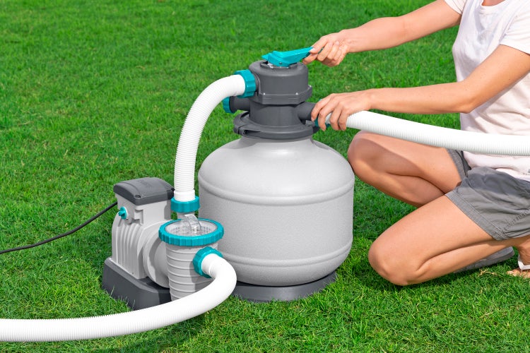 Sandfilteranlage mit Bedienung auf Rasen