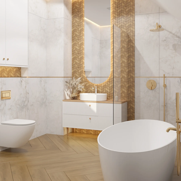 Modernes Badezimmer mit Marmorfliesen, Akzentwand in Holzoptik, freistehender Badewanne, Aufsatzwaschbecken und goldfarbenen Armaturen.