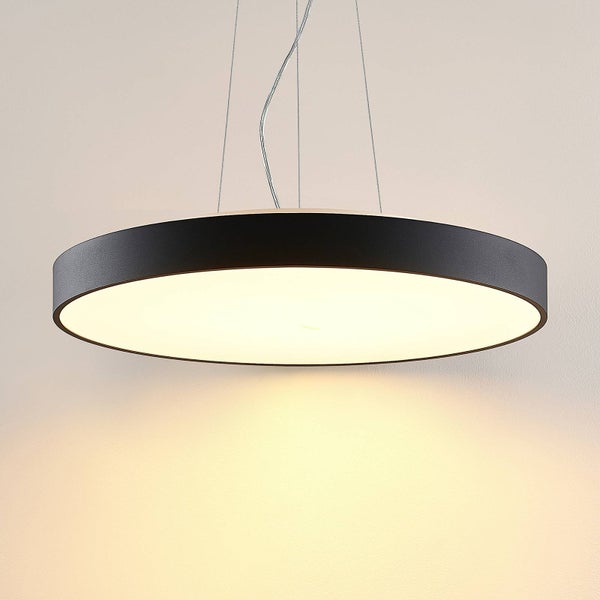 Moderne runde LED-Pendelleuchte mit schwarzem Metallrahmen und weißem Diffusor.