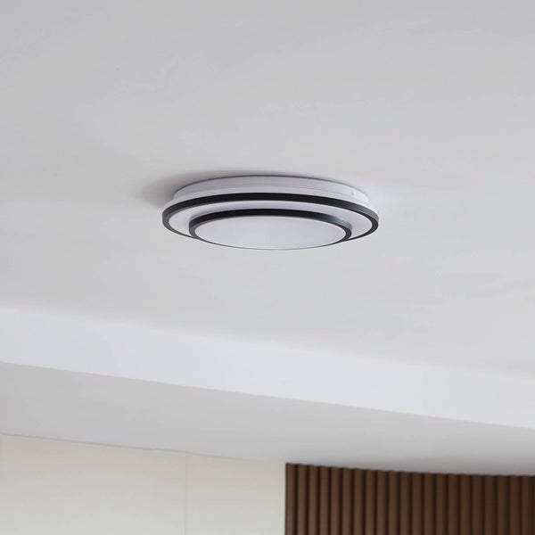 Moderne runde LED Deckenleuchte mit mehrstufigem Design aus konzentrischen Ringen an einer Zimmerdecke montiert.