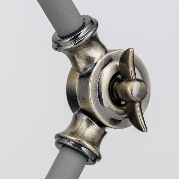 Detailansicht eines Lampengelenks mit Drehknopf