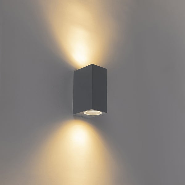 Rechteckige Wandleuchte in Anthrazit mit Up-and-Down-Lichteffekt an einer Wand.