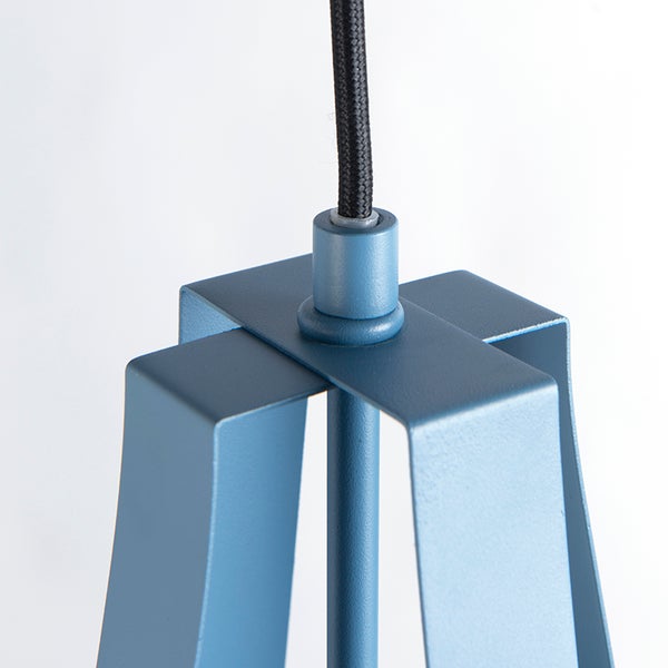 Detailansicht einer Pendelleuchte mit Metallrahmen und Kabelaufhängung.