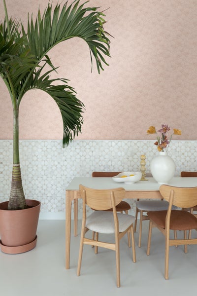 Helle und geräumige Essecke mit Esstisch, Stühlen und Zimmerpflanze