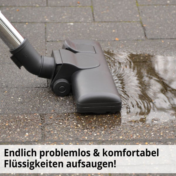 Nasssauger-Düse saugt eine Wasserpfütze auf gepflastertem Boden auf.