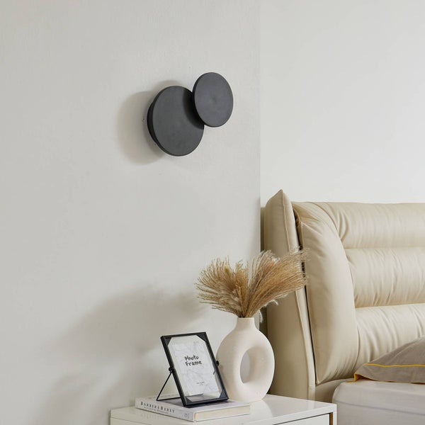 Eine Holzpalette gestapelt mit zahlreichen 60 Liter Säcken Pinienrinde von galamio.