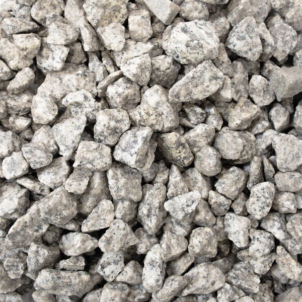 Nahaufnahme von grobem Granitschotter als dekoratives Schüttgut für Garten und Wegebau