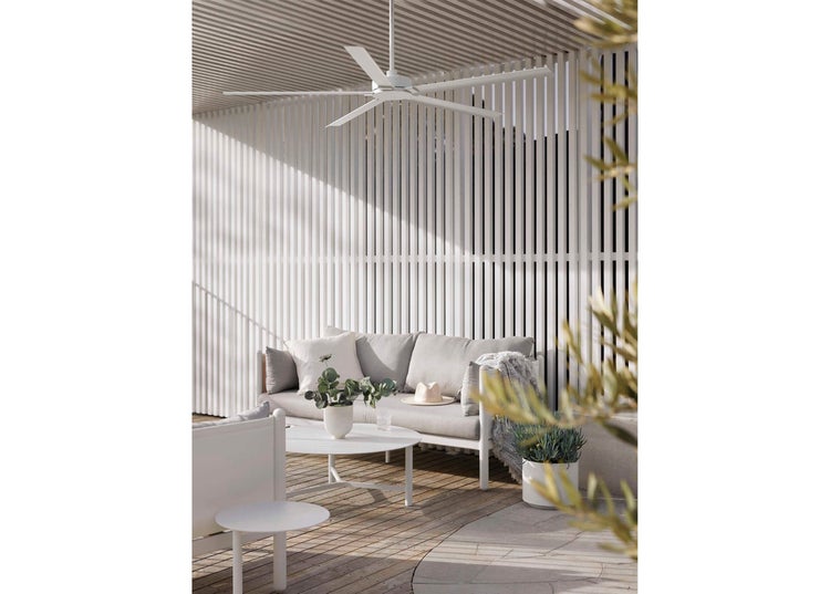 Deckenventilator in moderner Terrasse mit Lounge Mobiliar und Holzterrasse