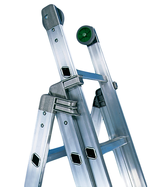 Detailansicht einer Mehrzweckleiter aus Aluminium.