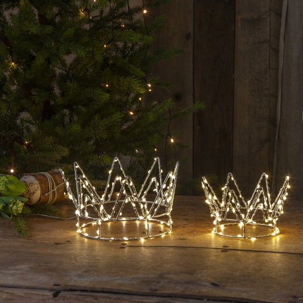 Zwei Kronen aus Draht mit LED-Beleuchtung als Dekoration