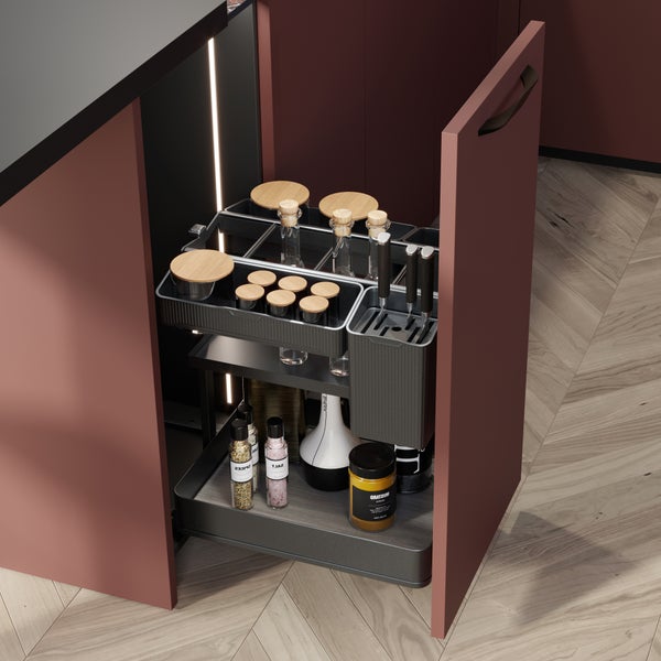 Zweistöckiger Küchenschrank-Auszug mit Gewürzgläsern, Messerblock und Flaschenregal in einem modernen Unterschrank mit Beleuchtung.