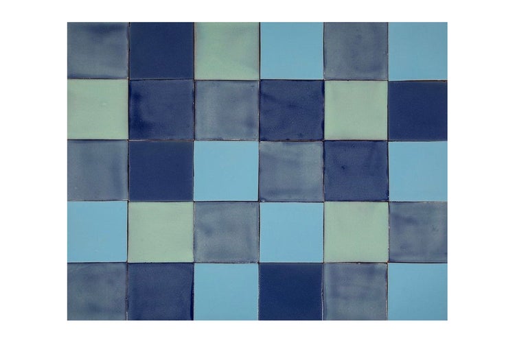 Fliesenmuster in verschiedenen Blautönen