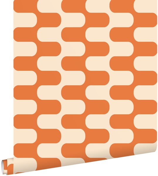Vliestapete mit geometrischem Retromuster in Wellenform aus abgerundeten orangefarbenen und beigen Elementen.