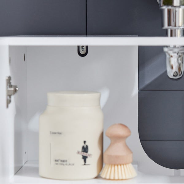 Innenansicht eines Badezimmerschranks mit Reinigungsutensilien