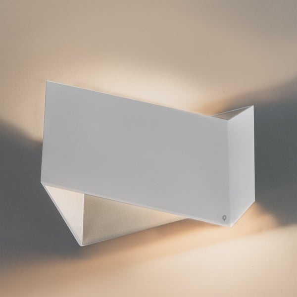 Moderne geometrische Wandleuchte aus Metall in Weiß mit indirektem Licht.