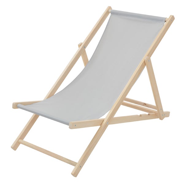 Zusammenklappbarer Liegestuhl aus hellem Holz mit grauer Stoffbespannung.