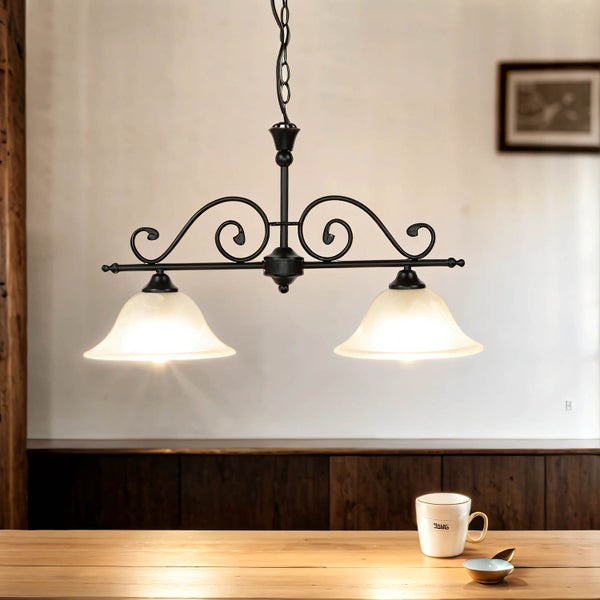 Deckenleuchte mit zwei Lampen im Esszimmer