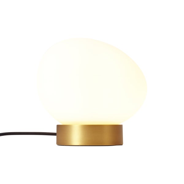 Tischleuchte mit ovalem, weißem Glasschirm und einem runden Sockel in Messing-Optik.