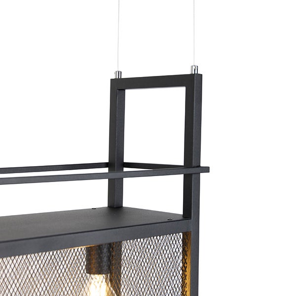 Detailaufnahme einer Hängelampe mit einem schwarzen Metallrahmen und einem Lampenschirm aus Drahtgeflecht.