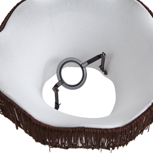 Innenansicht eines runden Lampenschirms mit weißem Textilfutter, braunen Fransen und schwarzer Metallhalterung.