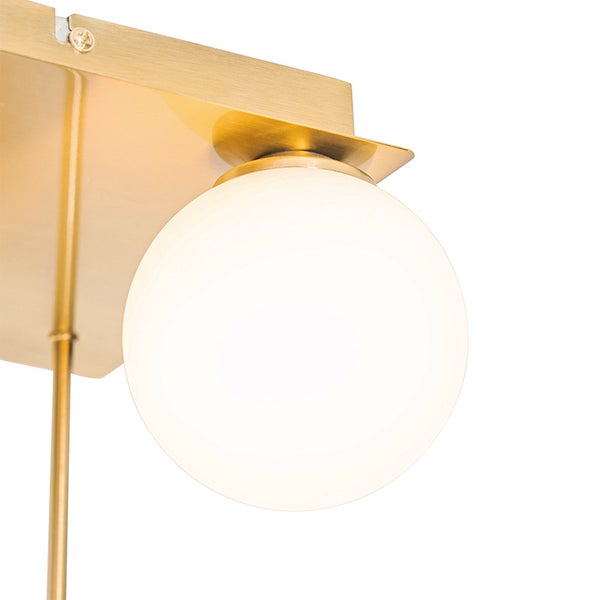 Wandleuchte mit einer runden, hellen Glaskugel und einem goldenen Metallrahmen.