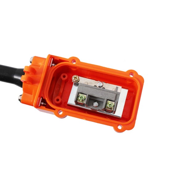 Geöffnetes orangefarbenes Gehäuse einer elektrischen Steckverbindung mit internen Schraubklemmen und schwarzem Kabel.