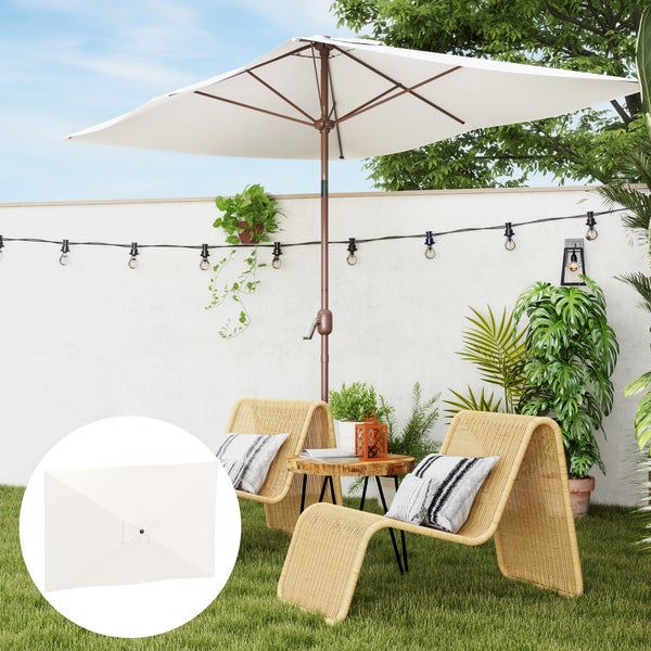 Rechteckiger Sonnenschirm über einem hellen Gartenbereich mit Rattansesseln, Beistelltisch, einer Lichterkette an der Wand und Pflanzen.