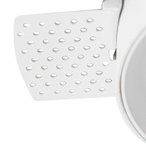 Detailansicht einer gelochten Metallplatte.