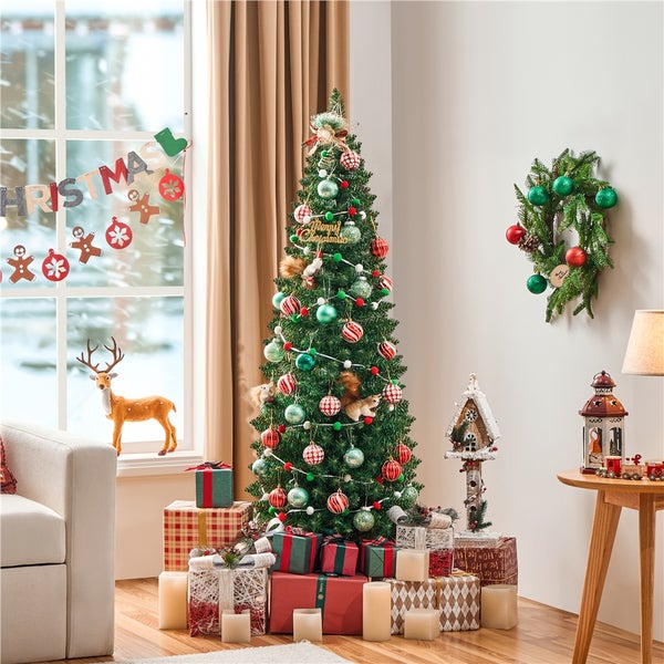 Weihnachtlich dekorierter Wohnraum mit Tannenbaum, Geschenken und Dekorationen.