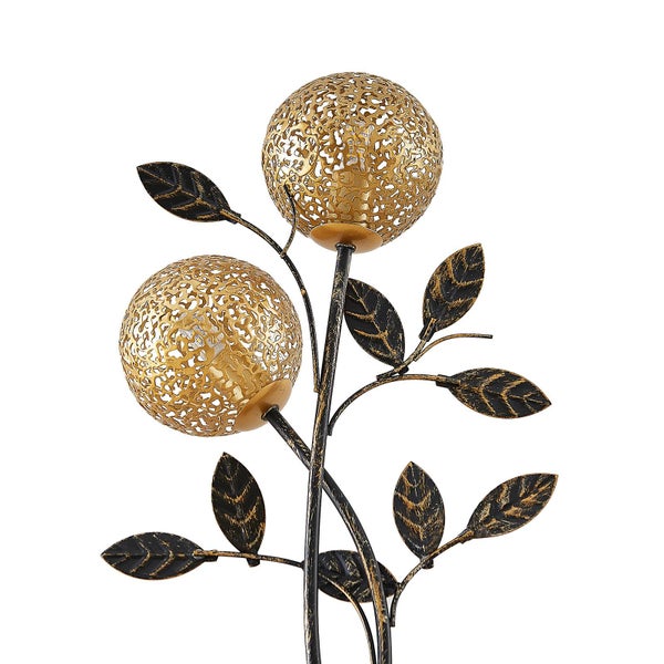 Dekorative Leuchte mit Blätterdesign und filigranen Kugeln.