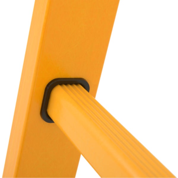 Detailansicht einer gelben Trittleiter mit schwarzem Fuß