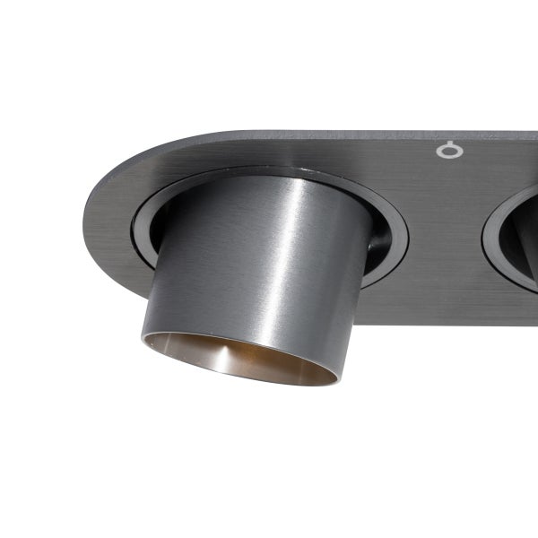 Verstellbarer Spot aus gebürstetem Metall für die Deckenmontage oder Wandmontage.