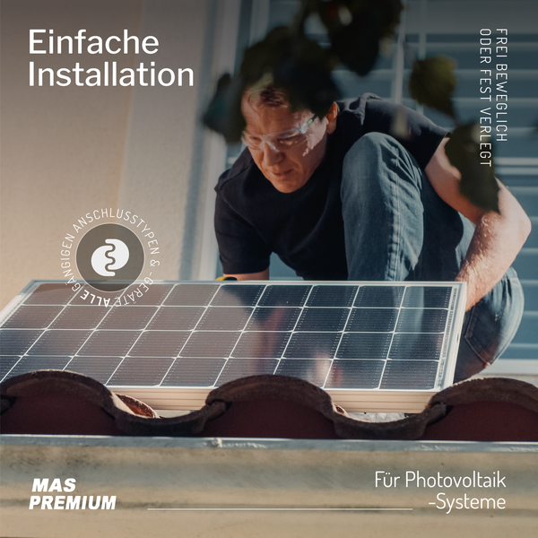 Montage eines Solarmoduls auf einem Ziegeldach für Photovoltaik-Systeme von MAS PREMIUM, geeignet für alle gängigen Anschlusstypen. MAS PREMIUM Logo.